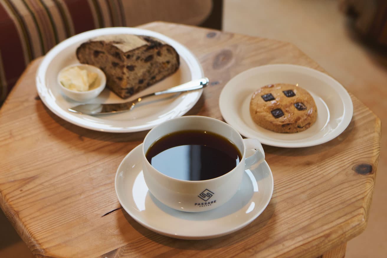 コーヒーの価格は豆によって異なる。ハンドドリップは750円～、エアロプレス900円～。チョコレートクッキーのほか、グラノーラなども自家製。パンは井の頭公園駅前の人気店〈中田ベーカリー〉のものを提供し
ている。