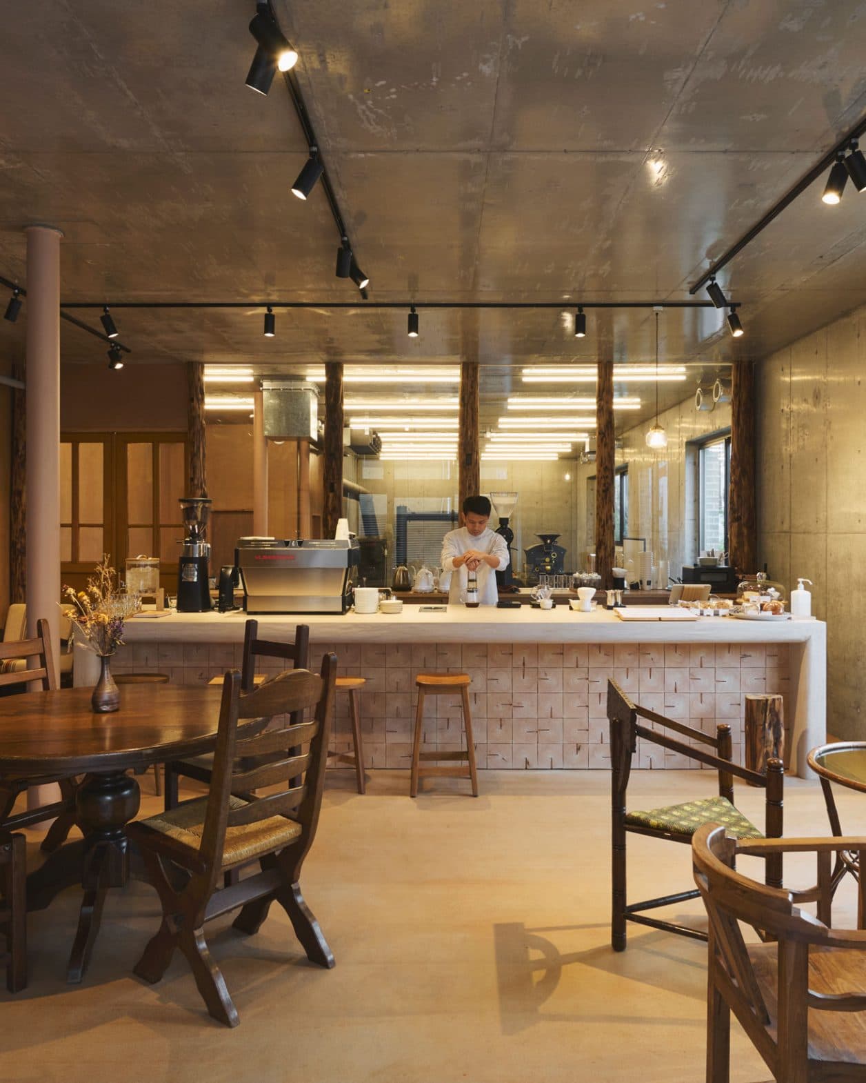 東京・三鷹台に誕生した、エアロプレス世界王者による〈PASSAGE COFFEE〉の新拠点。