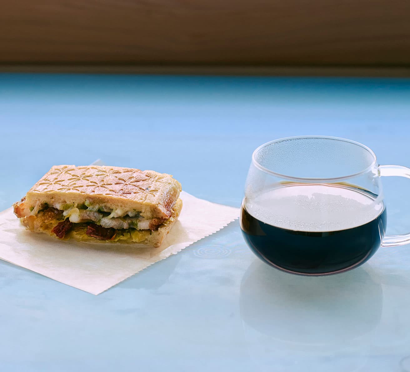 コーヒー700円、ポルケッタとザワークラウトのホットサンド600円。ゲストビーンズがある日も。