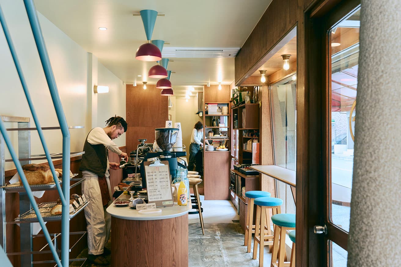 〈喫茶若山〉内観。こだわりの照明演出が、店内に安らぎをもたらす。
