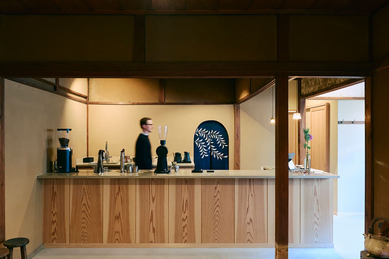 〈koan〉内観。和の美しさを感じさせる洗練された店内。木目を強調したカウンターが美しい。