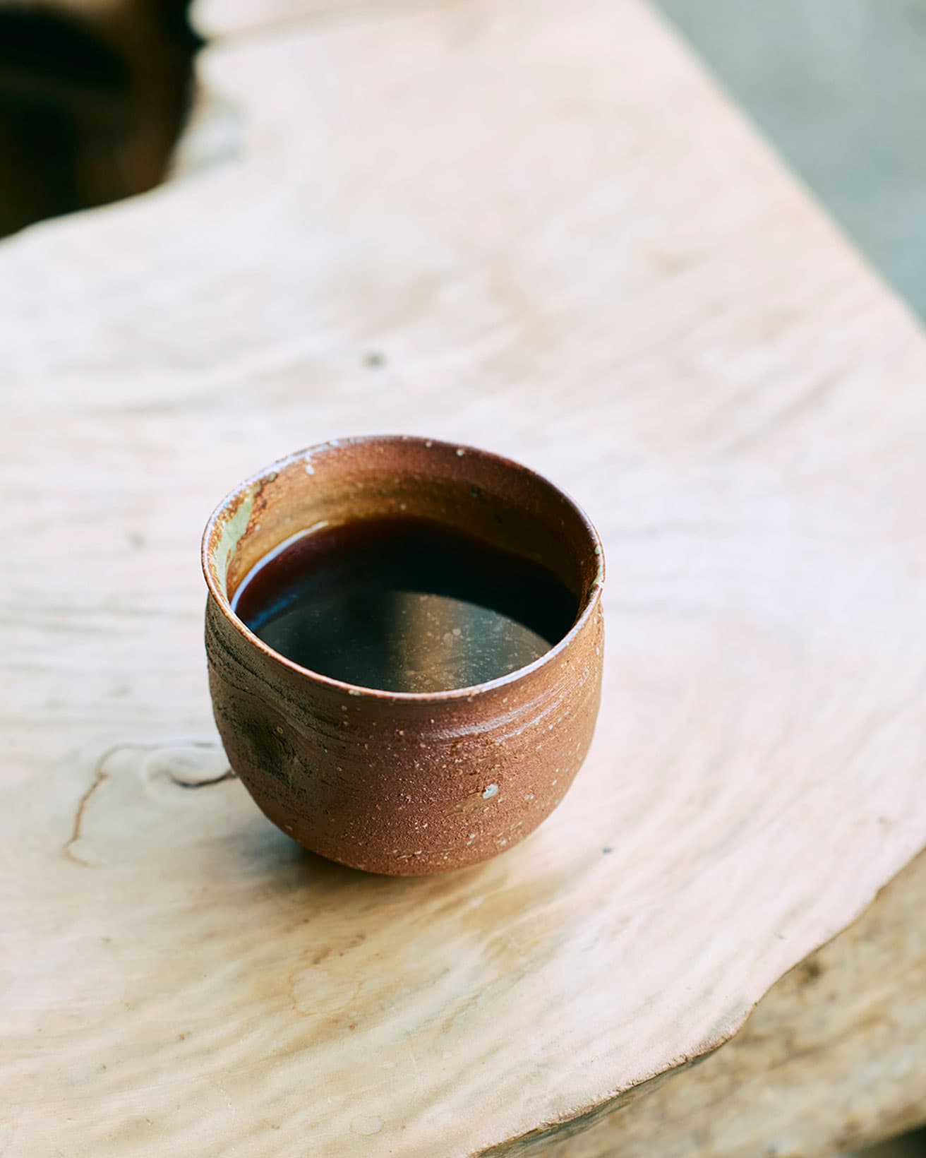 コーヒー1,000円～。フルーティーさと甘さを兼ね備えた、エチオピアムルゲタなど8種類ほどが揃う。ほかに抹茶メニューもある 。コーヒー豆の購入も可能で200g、3,800円～。外国人のゲストのために信楽焼の器やオブジェもセレクトされている。