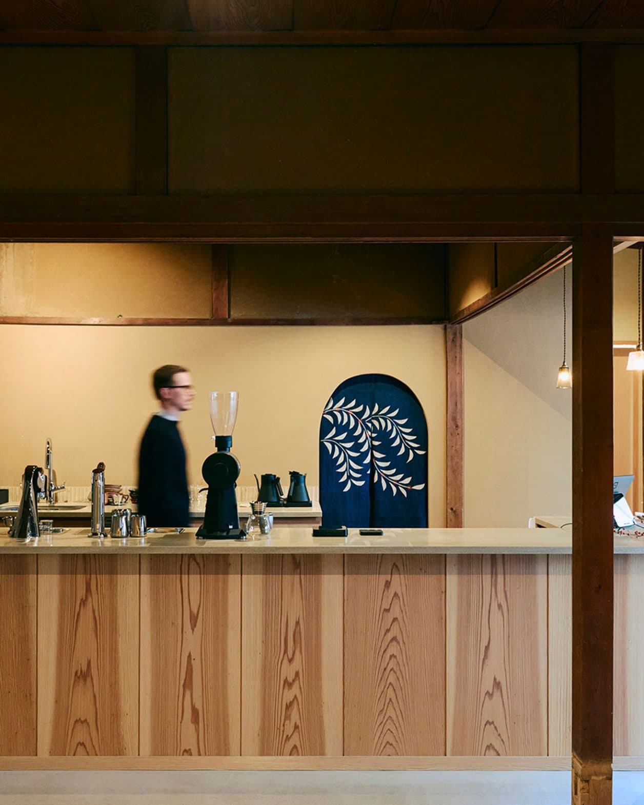 京都・哲学の道に佇む、古家具×信楽焼の空間で味わうコペンハーゲン発のコーヒー。