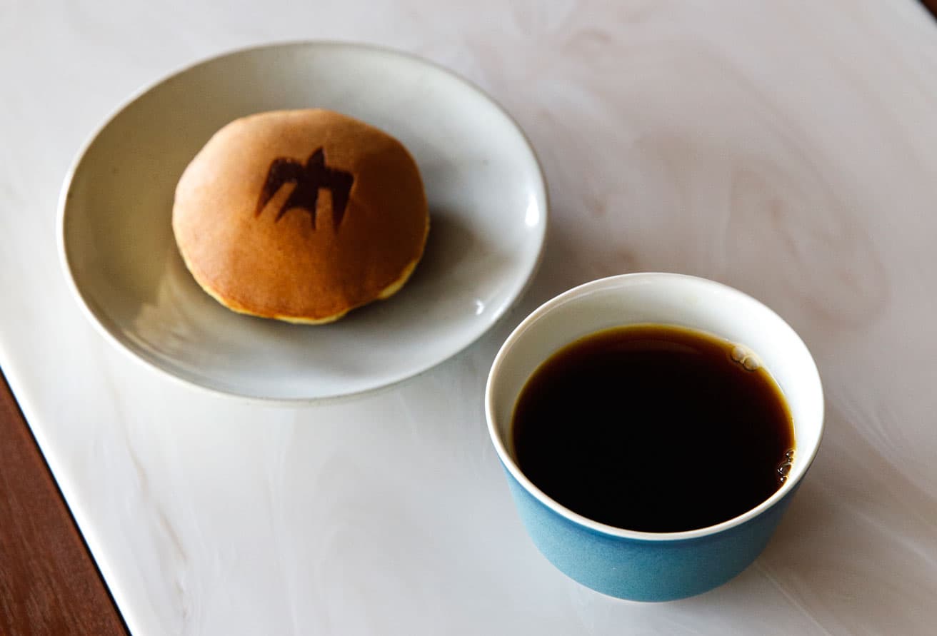 コーヒーとも相性抜群の〈菓匠 丸文〉のどら焼き。