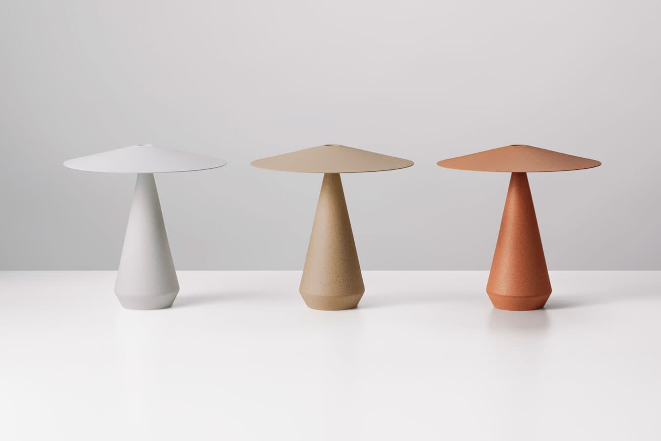 テーブルランプ《T-Lamp S》。空間に合わせた3色（左からホワイト、ベージュ、ブリック）から選べる。
