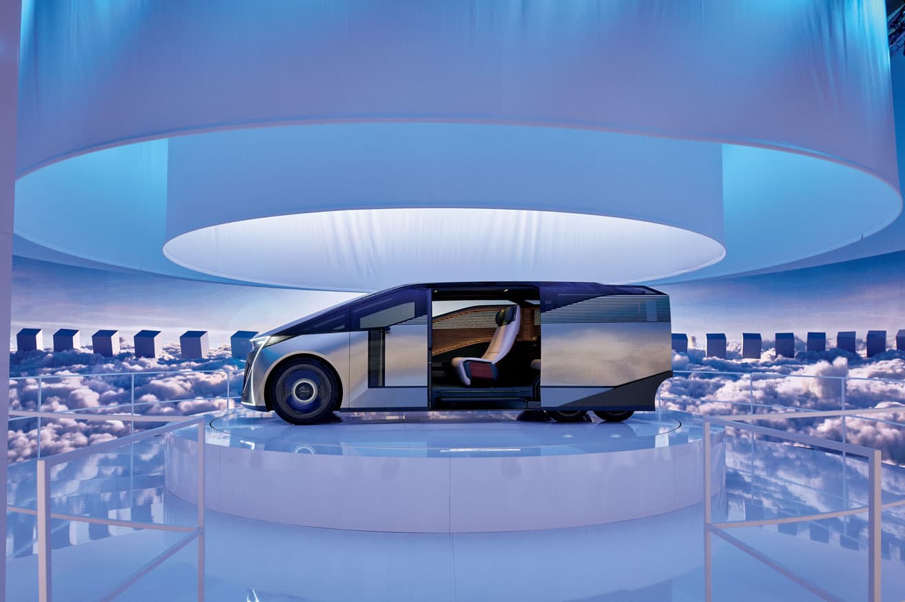 6輪の車輪と3列シート、ゆったりとした後席空間を持つ次世代ショーファーカー「LEXUS LS Concept」。周囲には砂漠や大海原、雲海の雄大な風景を投影し、陸・海・空の境界を越え、移動空間がシームレスに繋がることを想わせる。快適な移動から自由でエモーショナルな体験へ。無限に広がるスペースとともに進化する、LEXUSブランドの可能性を感じさせる没入型のインスタレーション。