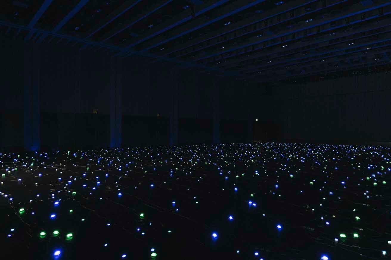「時の海 - 東北」は宮島達男による、過去最大規模のLEDカウンター作品だ。
