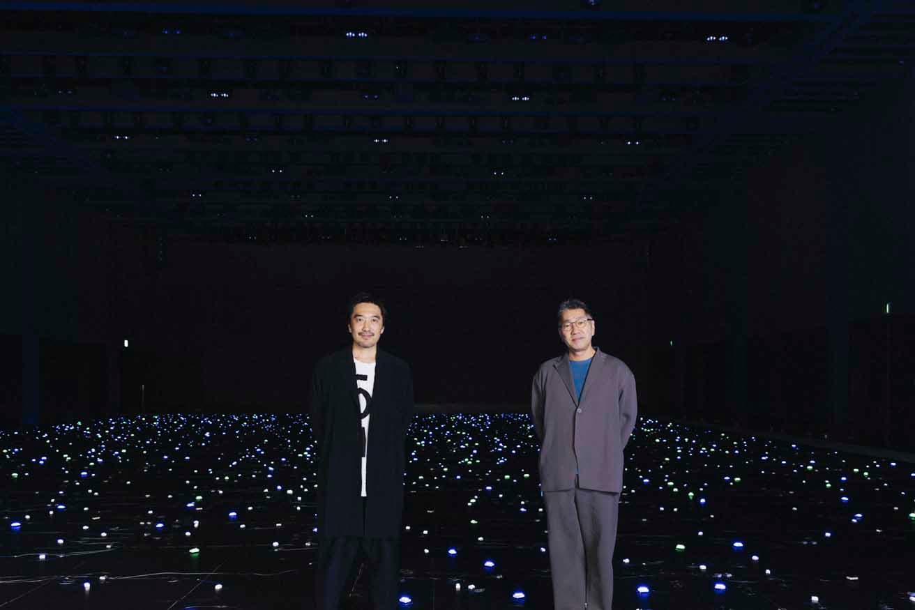 「時の海 - 東北」実証実験が行われている〈日本橋三井ホール〉にて、宮島達男、田根剛（左）。

