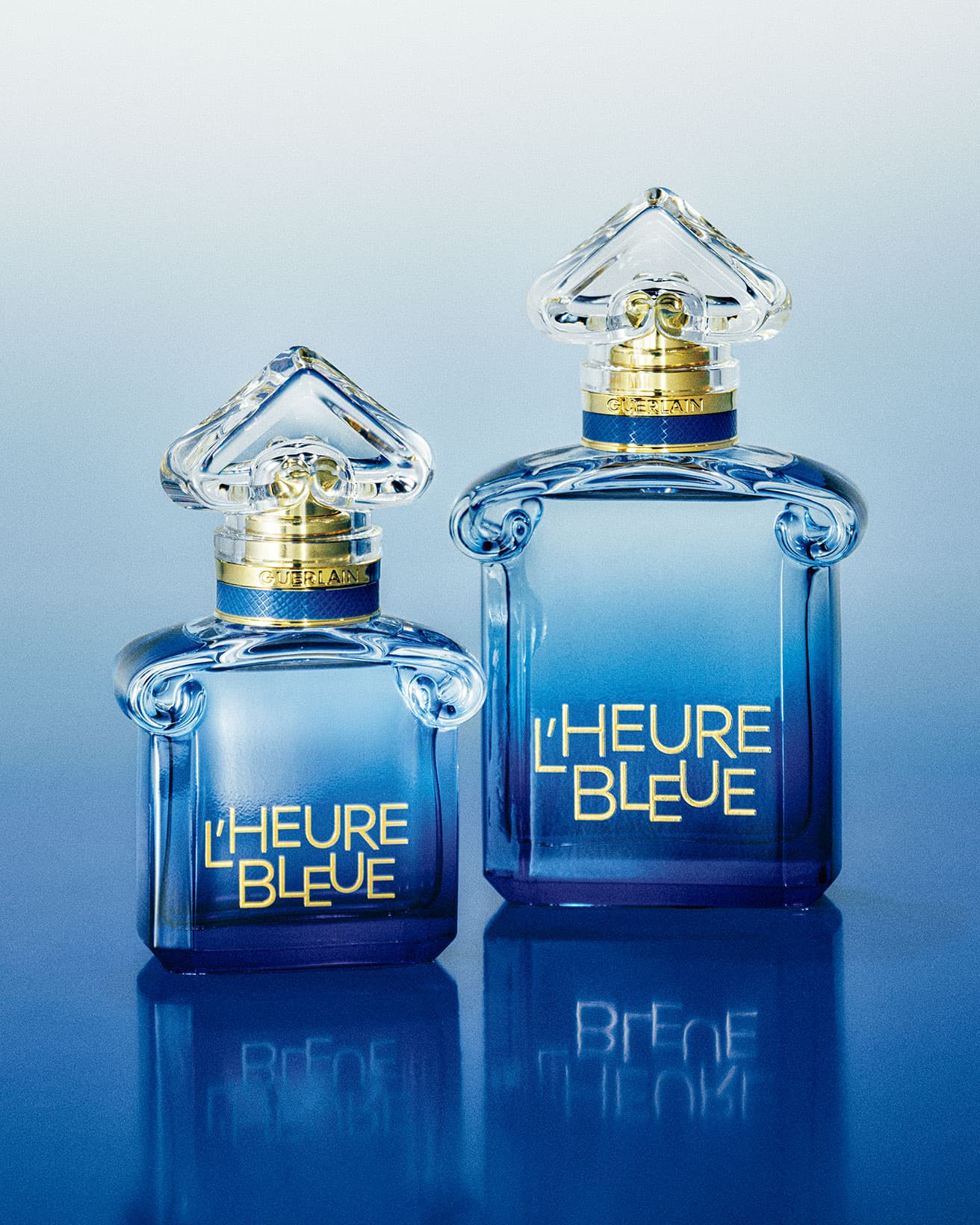 右／《ルール ブルー オーデパルファン》50ml 17,600円、左／同30ml 12,320円。そのほか200mlのリフィルもあり、ボトルに詰め替えが可能。サステナビリティに配慮している。