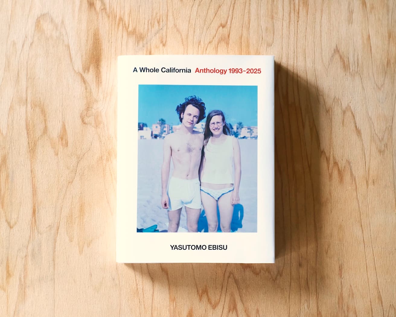 『A Whole California　Anthology 1993-2025』のカバーは、1993年にロングビーチで撮った一枚。戎康友のシグネチャーともいえるフレーミング。