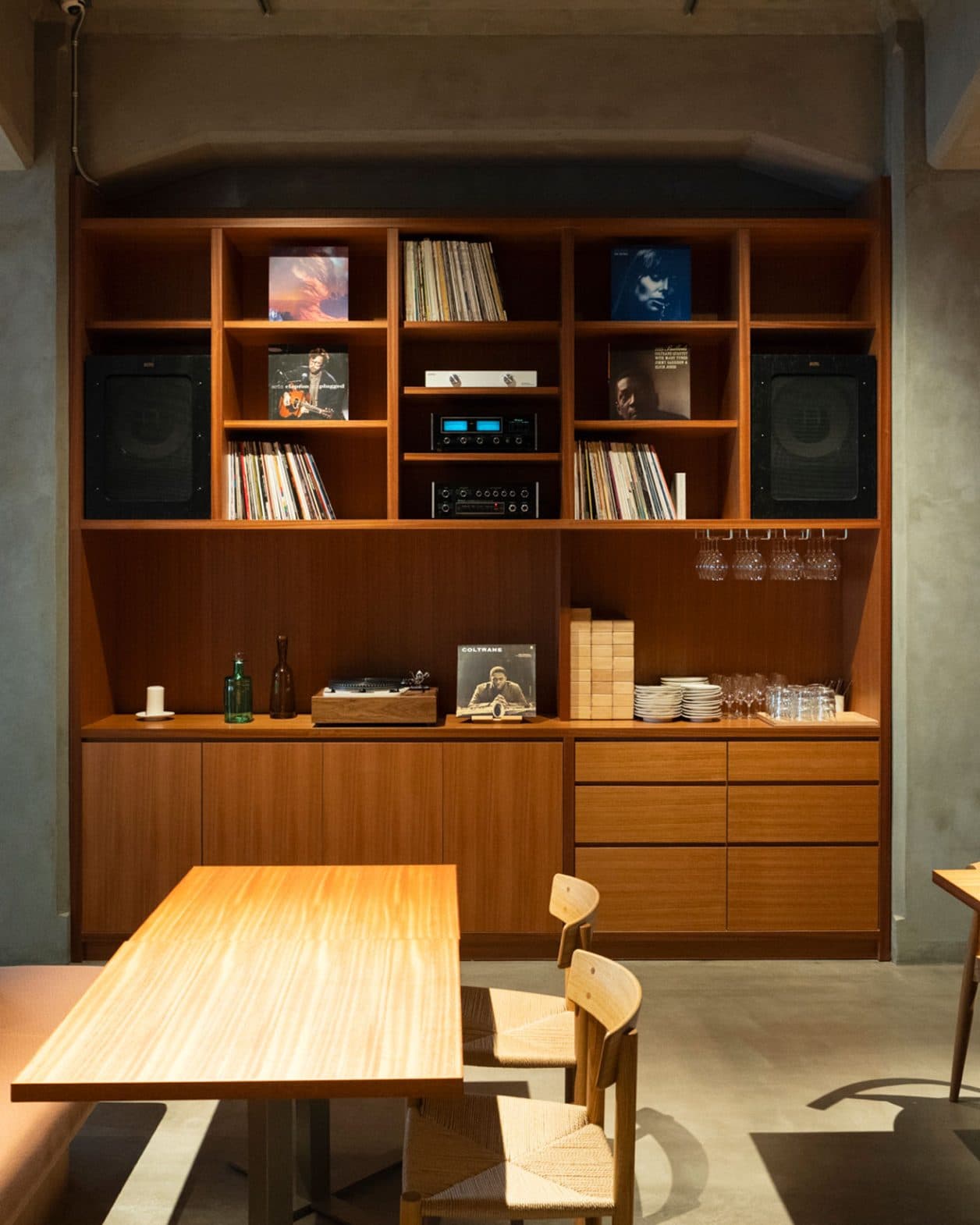建物の中に街を作る。デザイナー・柳原照弘が内装を手がけた神戸のカフェ空間とは？