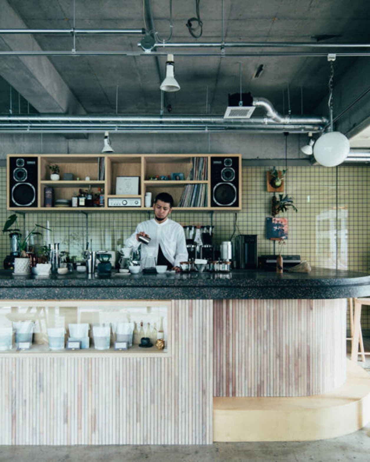 大阪・新町でコーヒーから食、音楽、本へ。街とカルチャーをつなぐ西のカルチャー発信基地。
