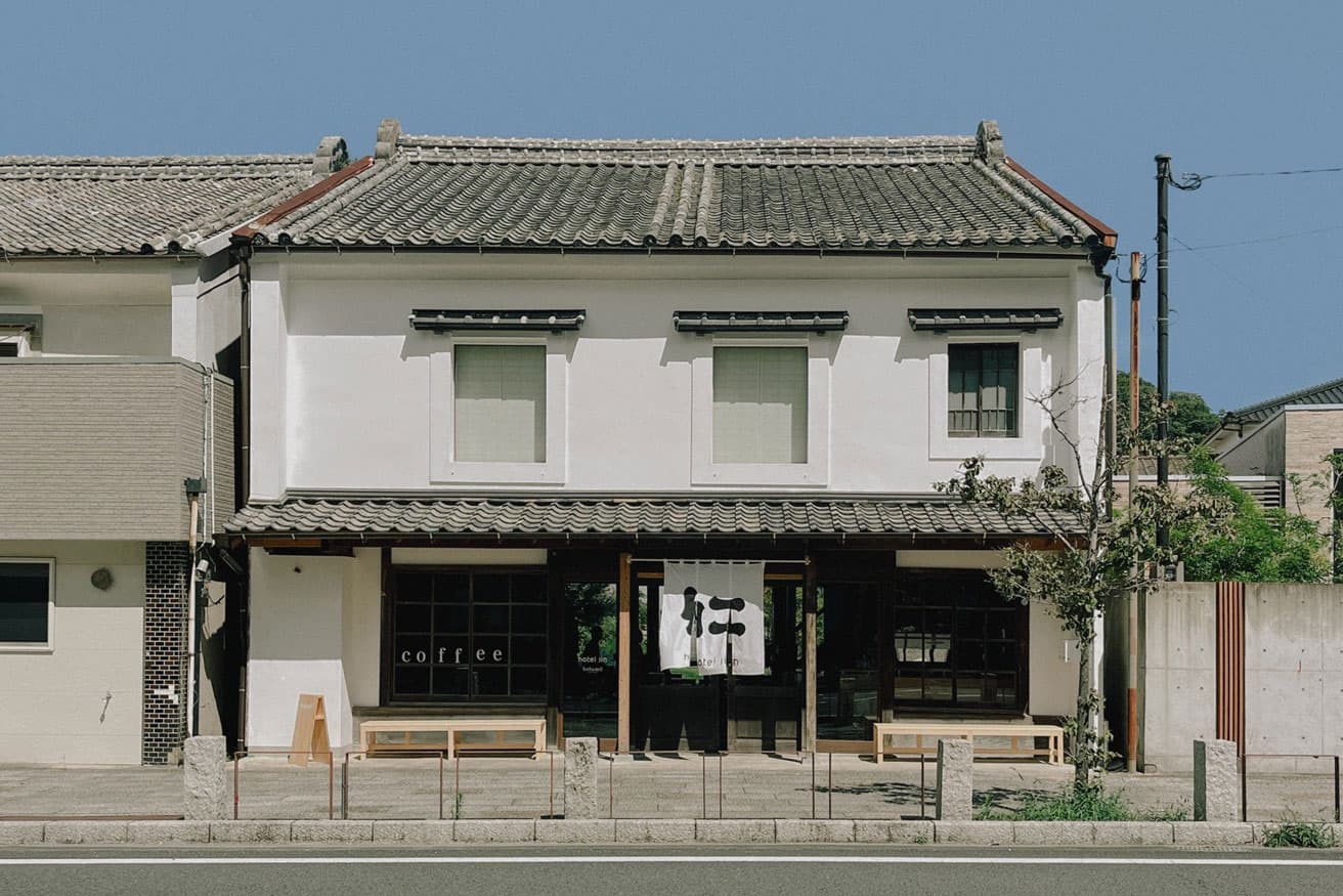 長坂常が設計した〈hotel jin〉の1階に位置し、カフェは〈luft〉の真喜志奈美がデザイン。