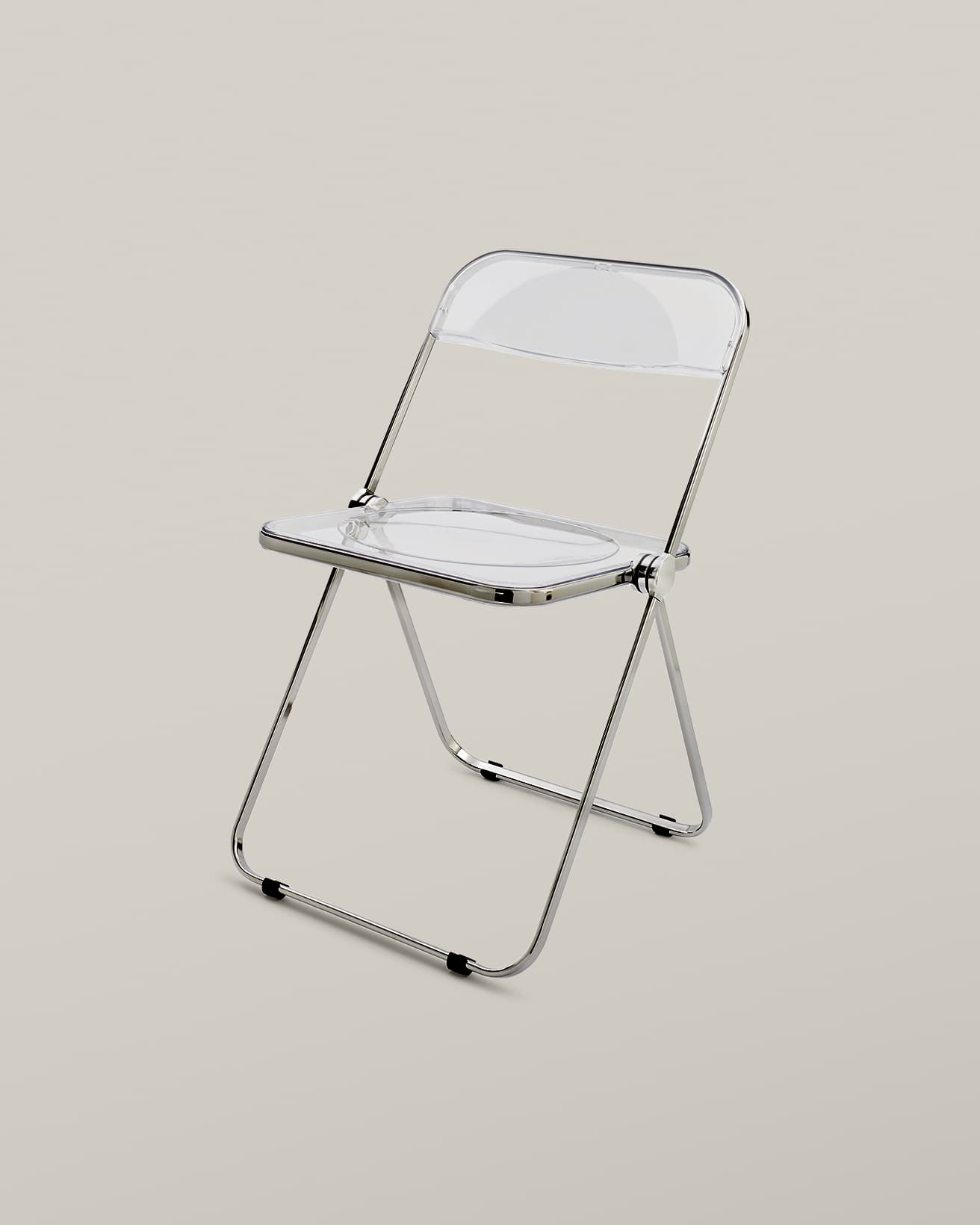 透明感のあるポリカーボネート製のシートとシンプルな佇まいが美しい。《Plia》クリア、69,300円。W469×D508×H751mm、重さ約4.5kg。