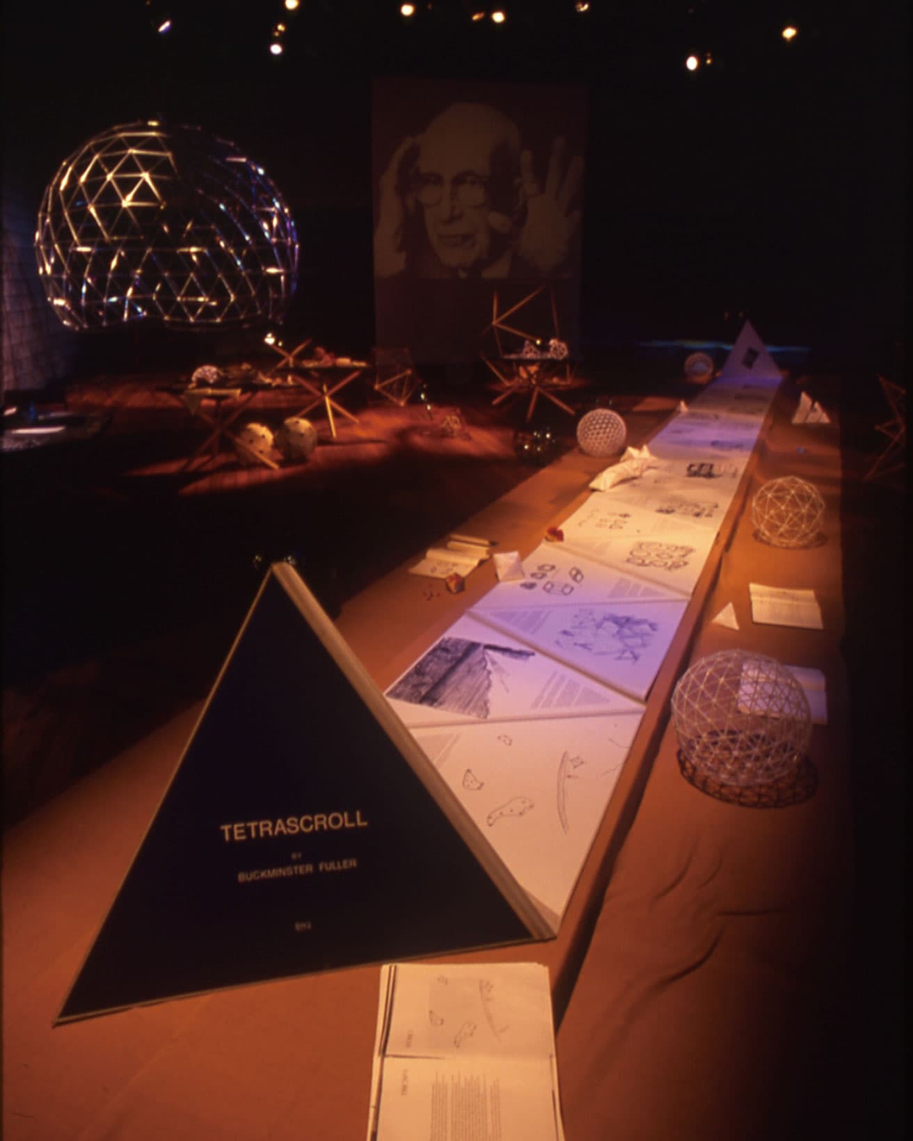 〈旧本多邸〉展示：リチャード・バックミンスター・フラー『テトラスクロール』（〈P3 art and environment〉での展示風景）。