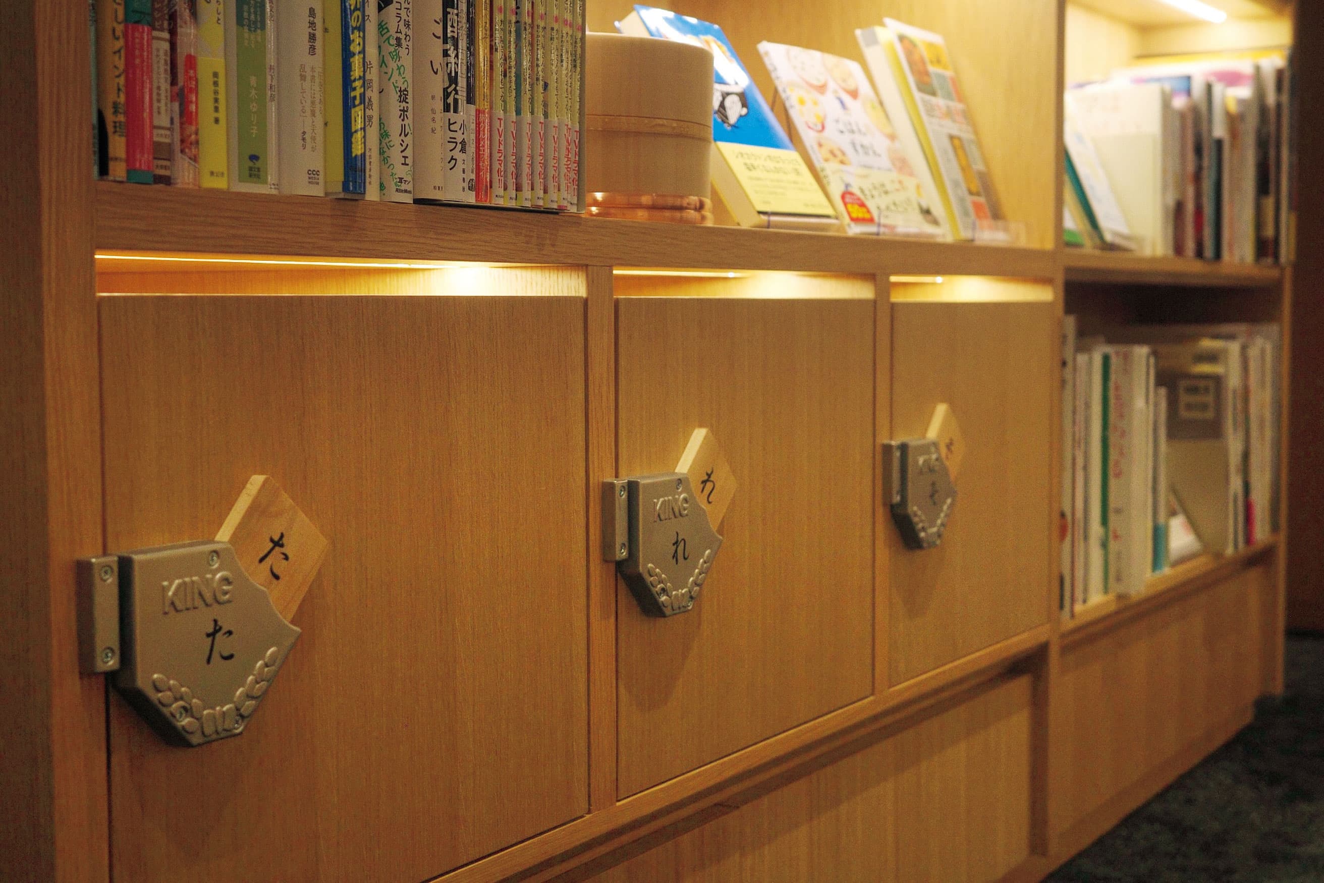 札幌の奥座敷、定山渓温泉。〈第一寶亭留〉の旗艦旅館内にオープンした、温泉街の書店。