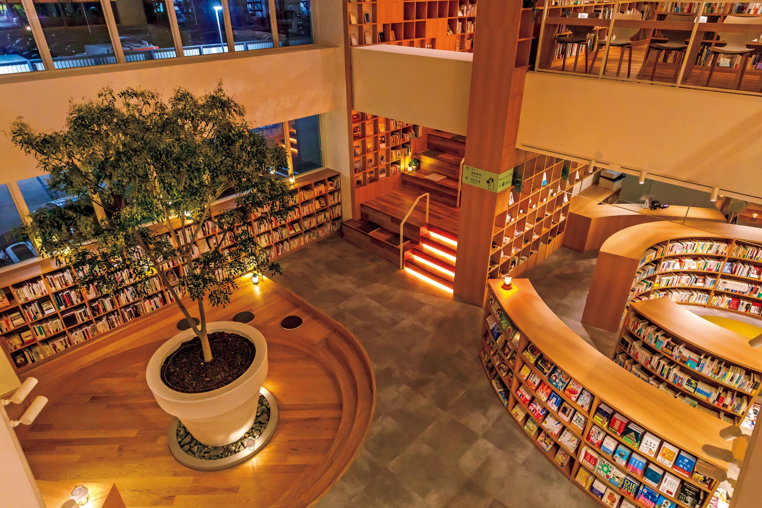 深夜の書店を思いのままに。2万冊の本に囲まれた、新下関のホテル内書店。