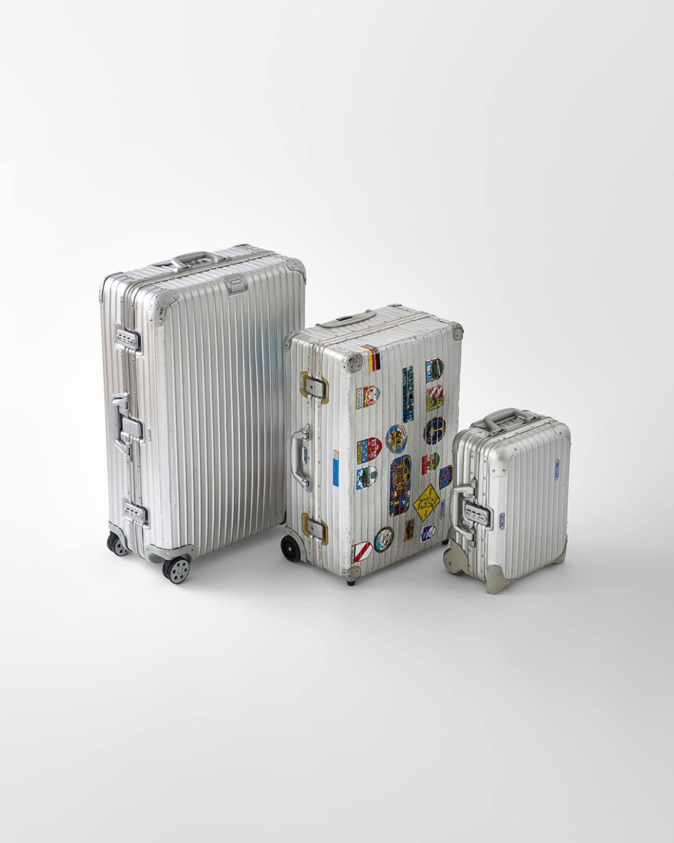 左から「RE-CRAFTED」の《TOPAS 77 MW》（2013年製）、《JUMBO TROLLEY OPAL ’63》（2002年製）、《TOPAS MINI TROLEY》（2008年製）。すべて販売価格未定。