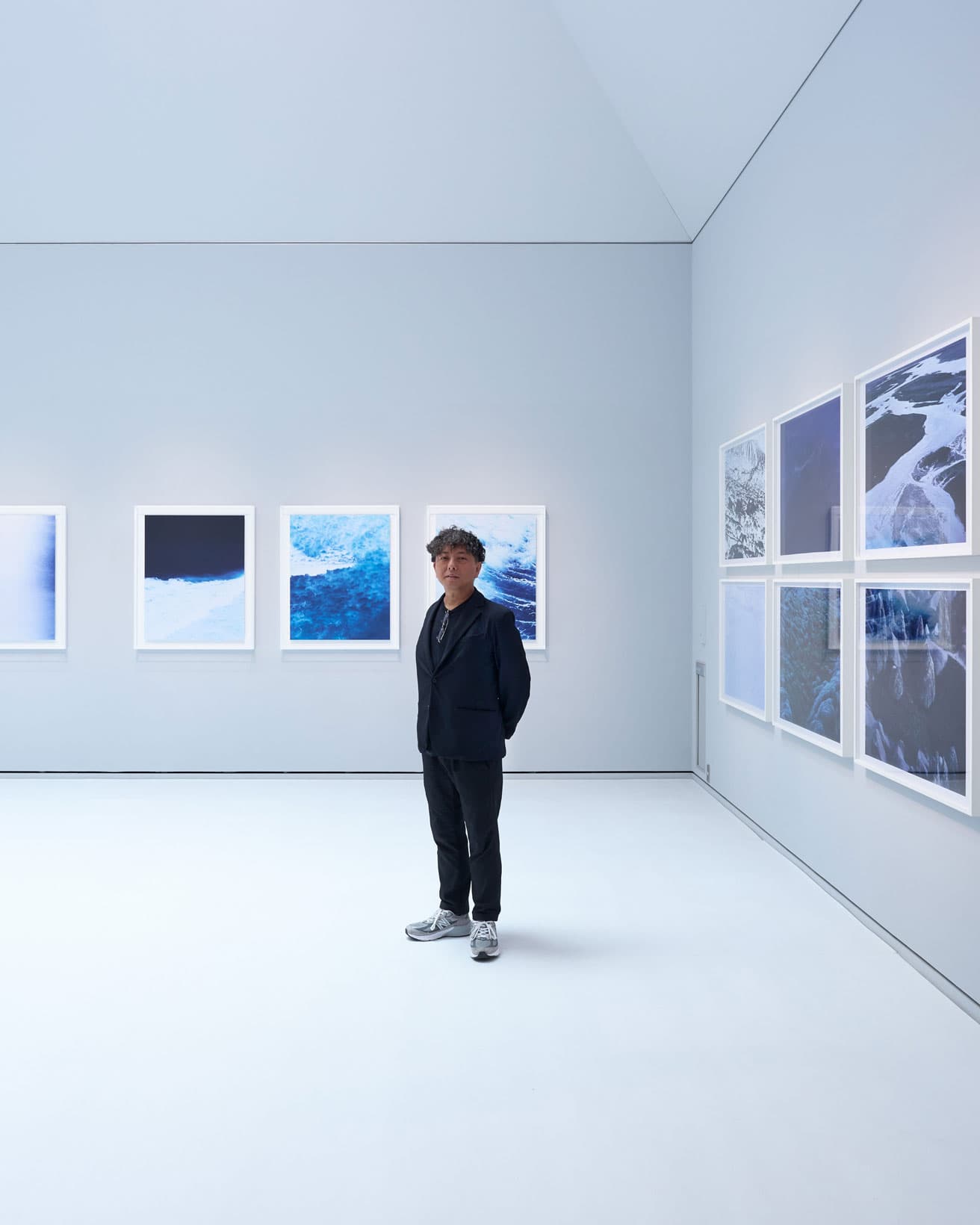第1展示室で “タキモト・ブルー” をバックに立つ。会場構成は村山圭。