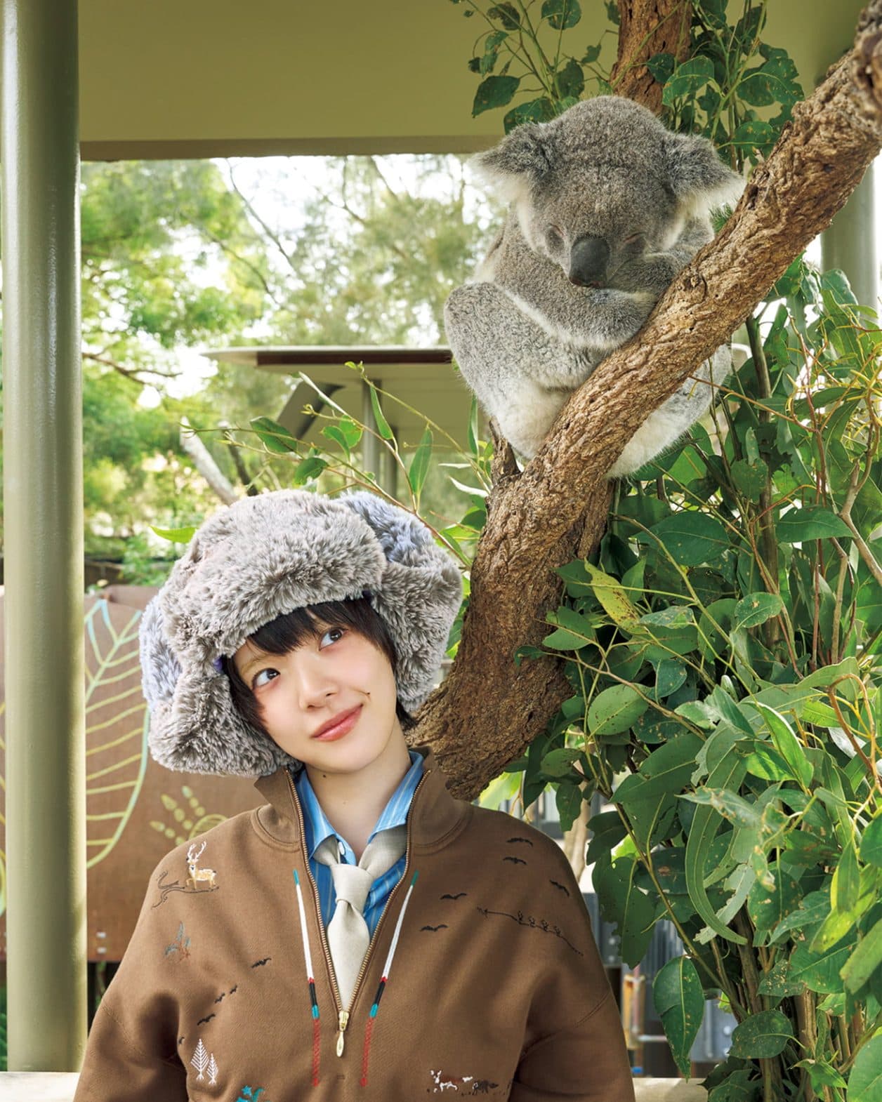 あいみょんがオーストラリアのコアラと一緒に登場！ 8月7日発売号『もっと学べる！動物園と水族館』。