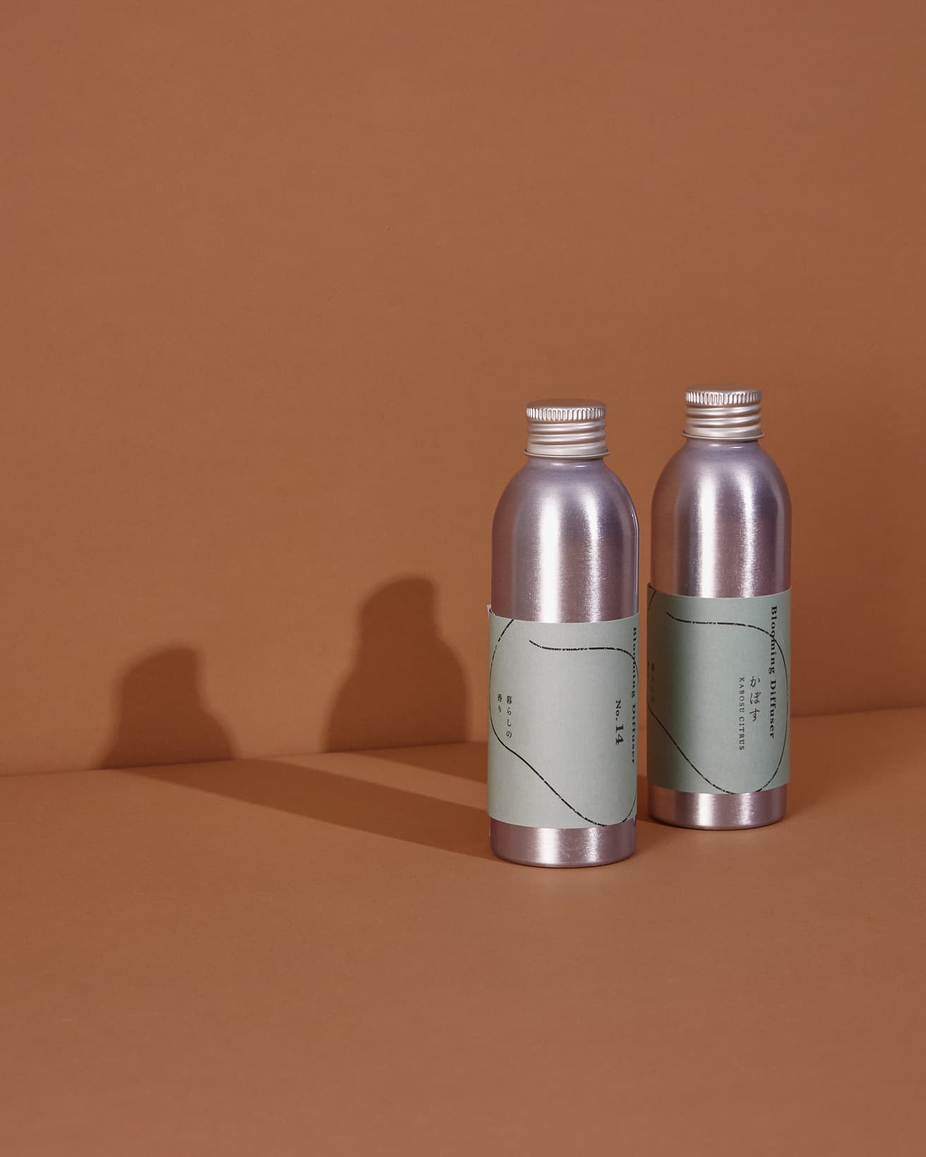 《ブルーミングディフューザー 液体香料 No.14》150ml 2,200円、《ブルーミングディフューザー 液体香料 かぼす》150ml 1,980円(季節限定)。