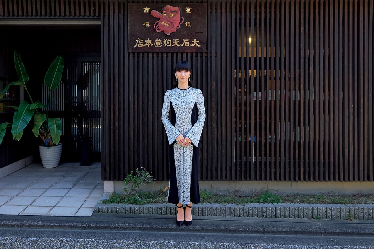 1800年創業、近江神宮の「天智天皇かるた始めの儀」にも百人一首を奉納する〈大石天狗堂〉で。全日本かるた協会公認の競技かるたを手がける唯一の作り手。「『ちはやふる』の世界に触れられて幸せ」とかしゆか店主。