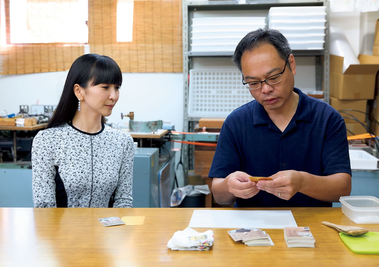 「糊を付ける刷毛も金箔紙も京都産です」と話す前田直樹さんと。