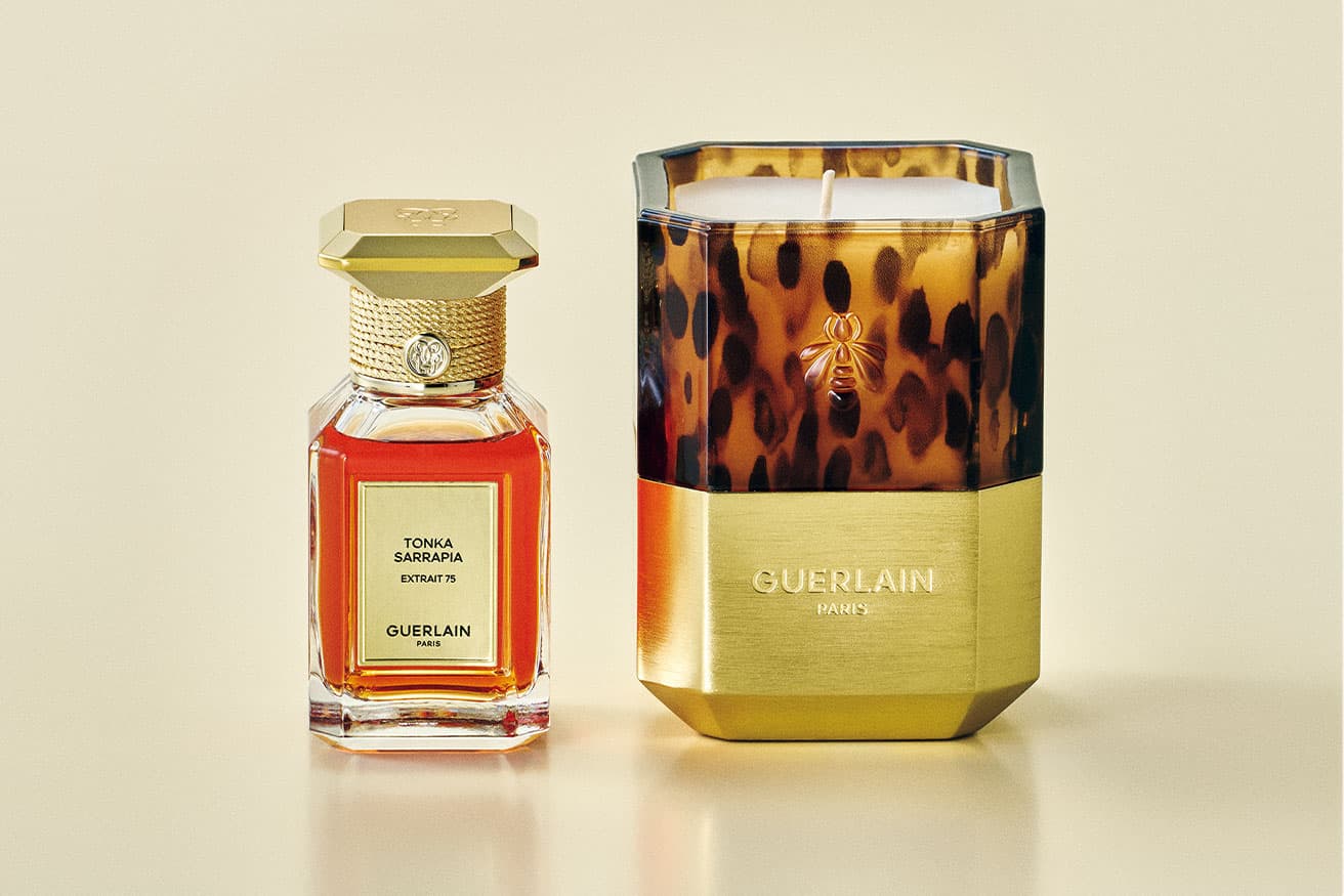 トンカ サラピア(キャンドルケース/ブラン アカジュ)芳香成分クマリンをリッチに含むトンカビーンを使い、ビターなアーモンドエッセンスを加えた香ばしく芳醇な香り。パリ左岸のカフェで過ごす至福のひとときのイメージを室内に。