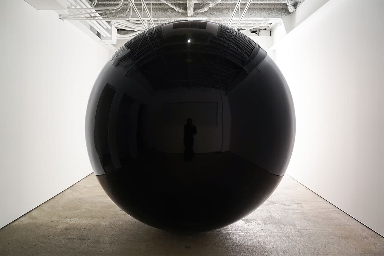 ギャラリー1階にある漆の球体作品《TAMA》は直径約2m。