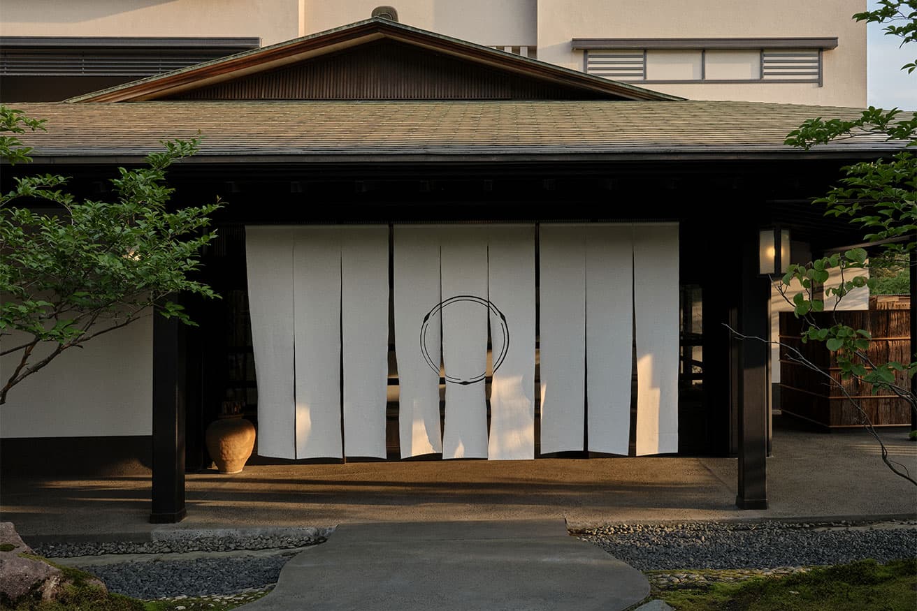 北陸新幹線加賀温泉駅からクルマで20分の〈旅館 花紫〉。