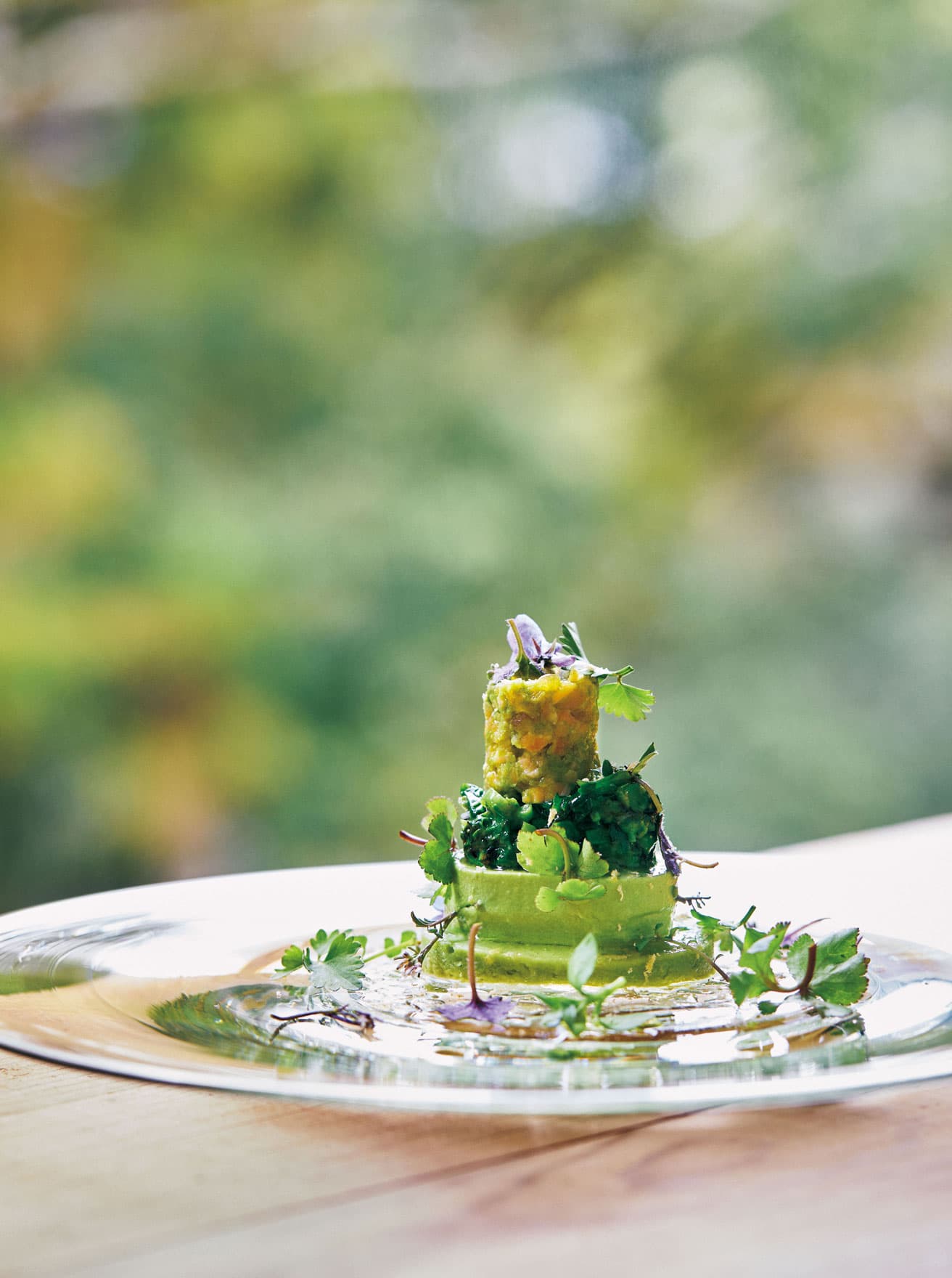蒸しパン、フラン、ソテー、ピュレ多様な表情の菜の花をガトー仕立てで魅せる《山》。せり、たねつけばな、かきどおし、すみれの花といった野草が重なり合う。