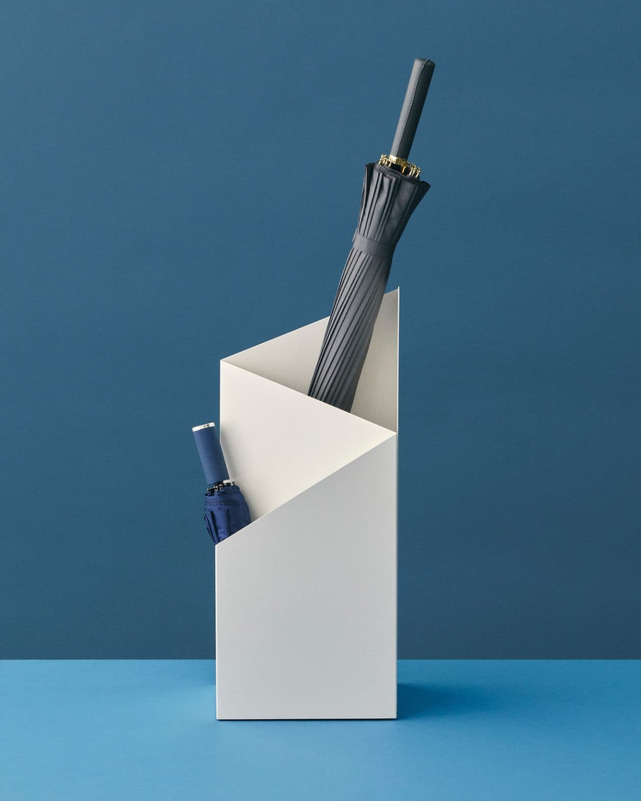 雨の日も気分が晴れる。センスが光る傘立て10選。