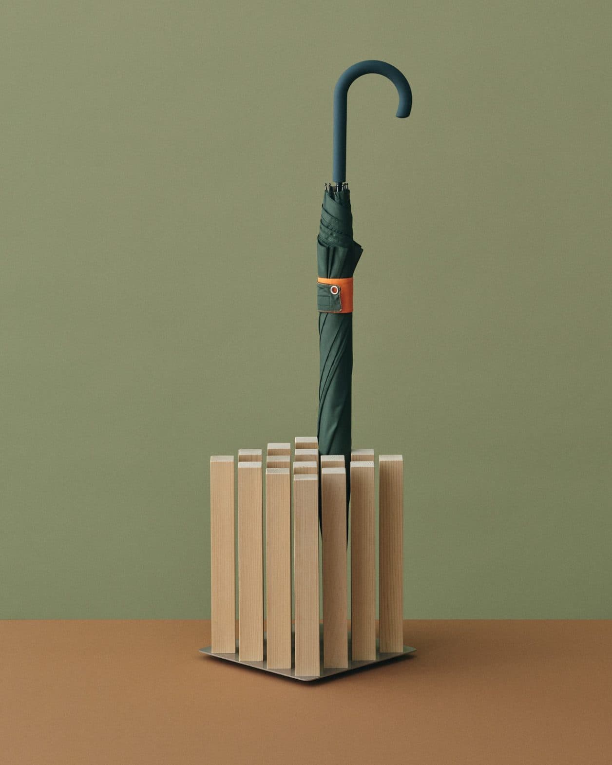 水湿に強く腐りにくい能登ヒバが、規則正しく立ち並んだ傘立て。屋外でも使用可能。