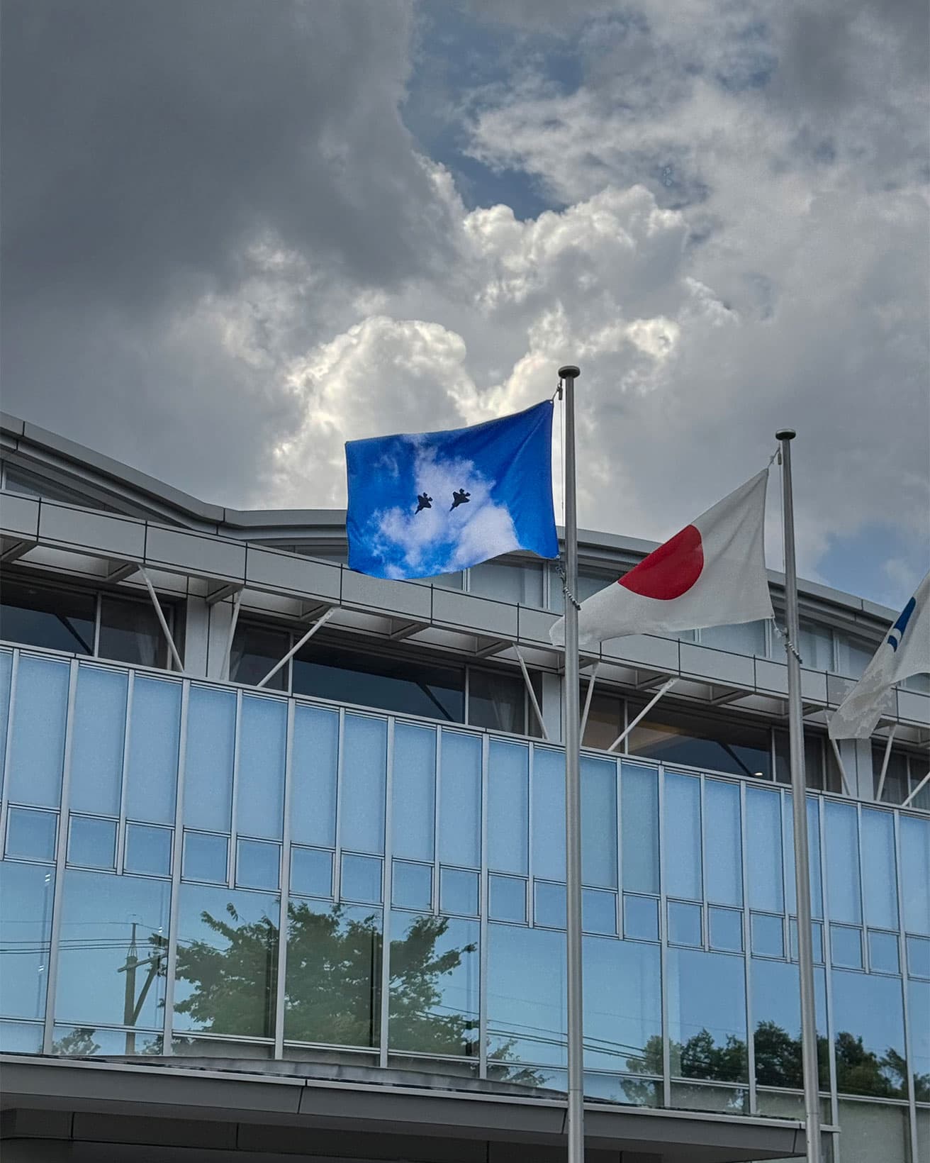 《空どろぼう-The flag for birds-》三谷産業金沢本社前のポールに、国旗のとなりで毎日、掲揚される。photo:Ling Chan, 空どろぼう 2026 (c) Yuken Teruya, Courtesy of KAMU kanazawa