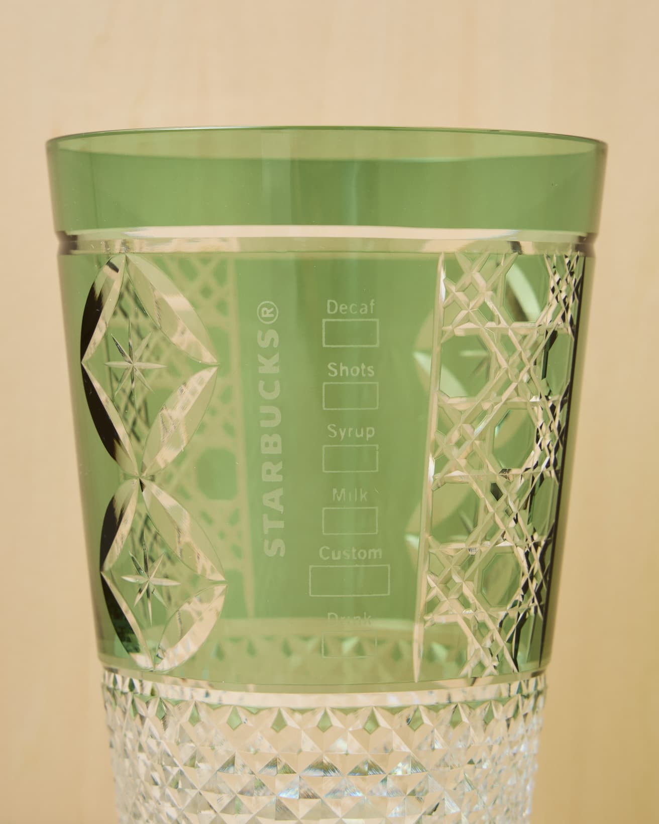 ブランドカラーでもある、グリーンのグラス。七宝(しっぽう)、八角籠目(はっかくかごめ)、あられの3つの伝統的な文様が刻まれている。カスタムボックスとロゴもしっかりと。