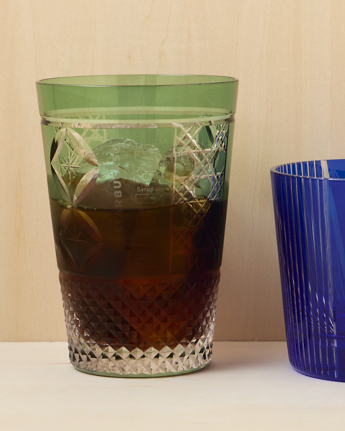 透明感のあるグラスに施された繊細なカットが、何気ない一杯を粋な一杯へと変えてくれる。