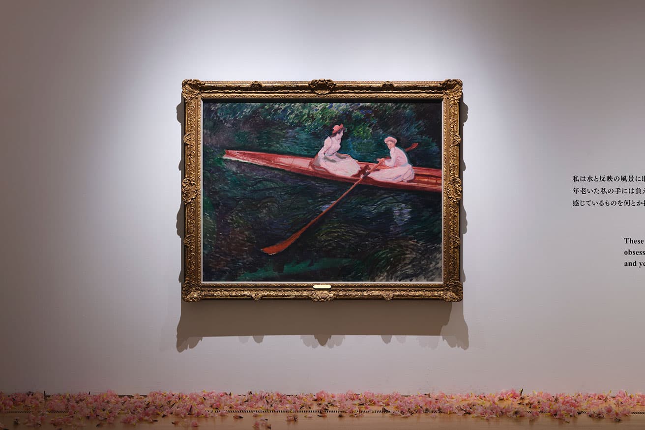展示風景:「あたらしい目—モネと21世紀のアート」ポーラ美術館、2026年。写真のモネ《バラ色のボート》(1890年)など同館が収蔵するモネ作品19点が並ぶ。撮影:中川周