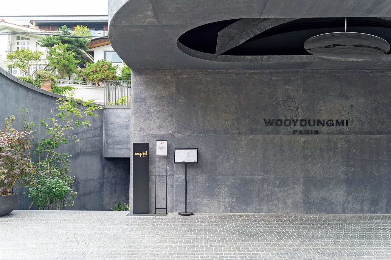 エントランスは〈WOOYOUNGMI〉旗艦店に併設される。