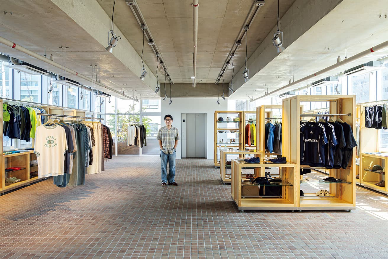 〈Khakis〉機能的な服と道具を集めるセレクトショップ。 2020年スタートの〈Khakis〉は、セレクトショップを母体にしながら、オリジナルのウェアも展開する〈thisisneverthat〉の兄弟ブランド。