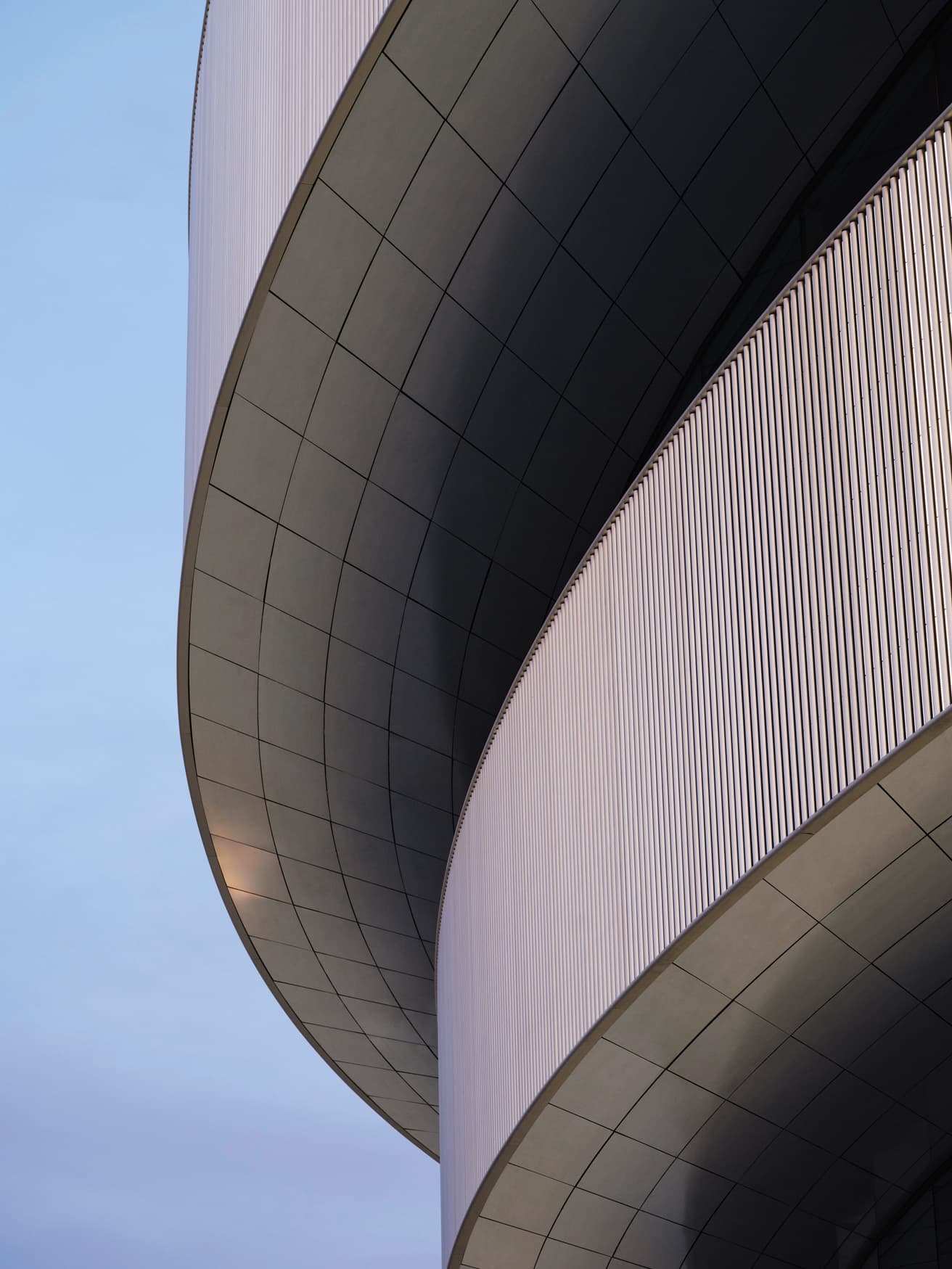 昼夜で表情を変えるファサードのディテール。© Noshe