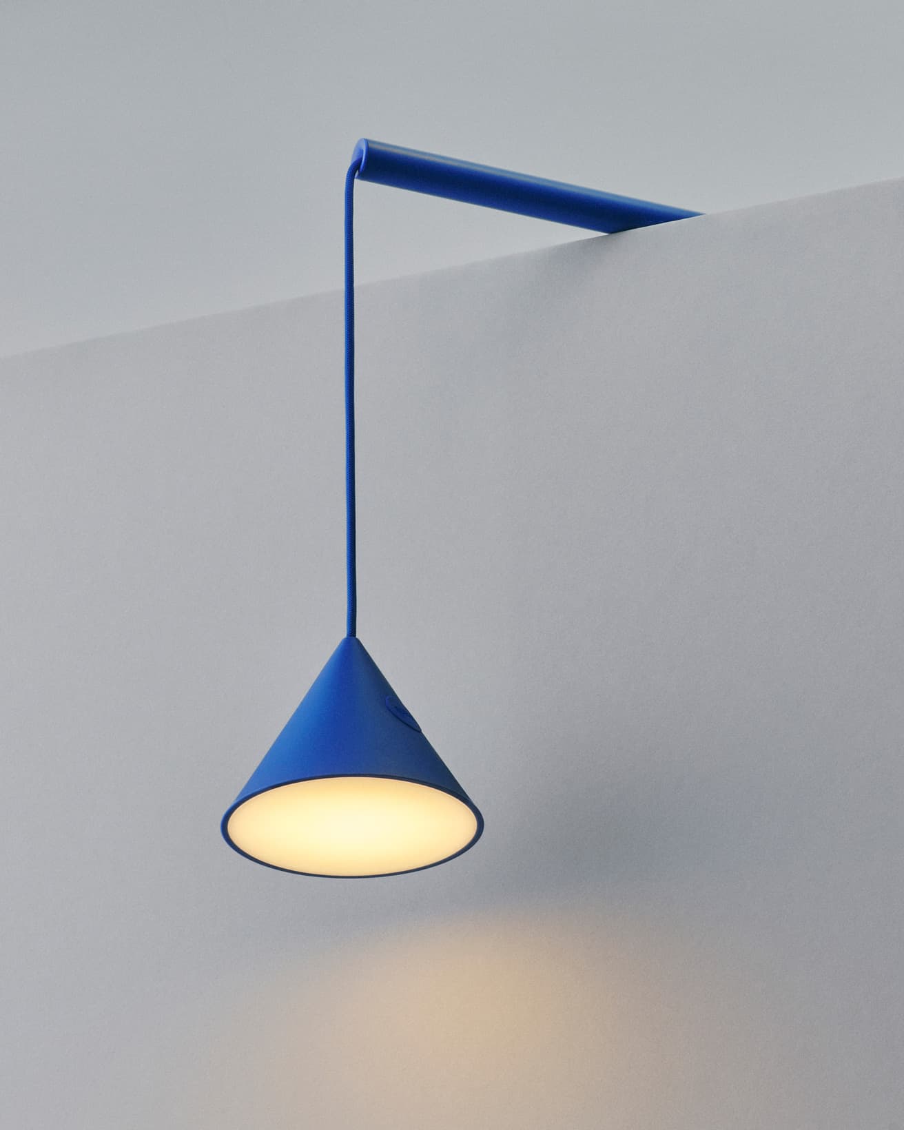 支柱をベースから取り外して、そのまま横にしたり、フックに引っ掛けて吊るしたり、提灯のように持ち歩くことだってできる。