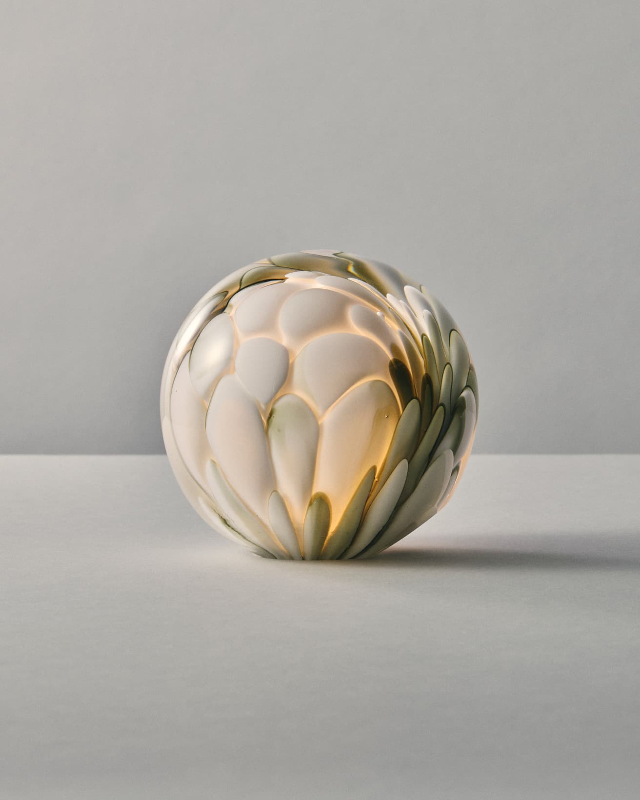 《118p》ホワイト、257,400円。グリーン(写真)、ブロンズ、グレイのシェードカラーを追加したアイテム、327,800円。いずれもφ13〜14.6cm。●スタジオノイ TEL 03 5843 0260。