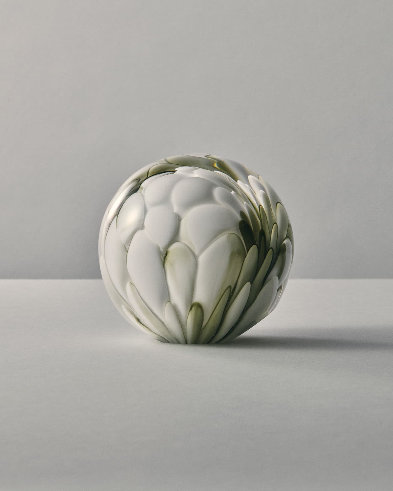 明かりを消すと、ガラスボールの内部に施されたモチーフの陰影が際立ち、点灯時とはまた違った印象を与える。