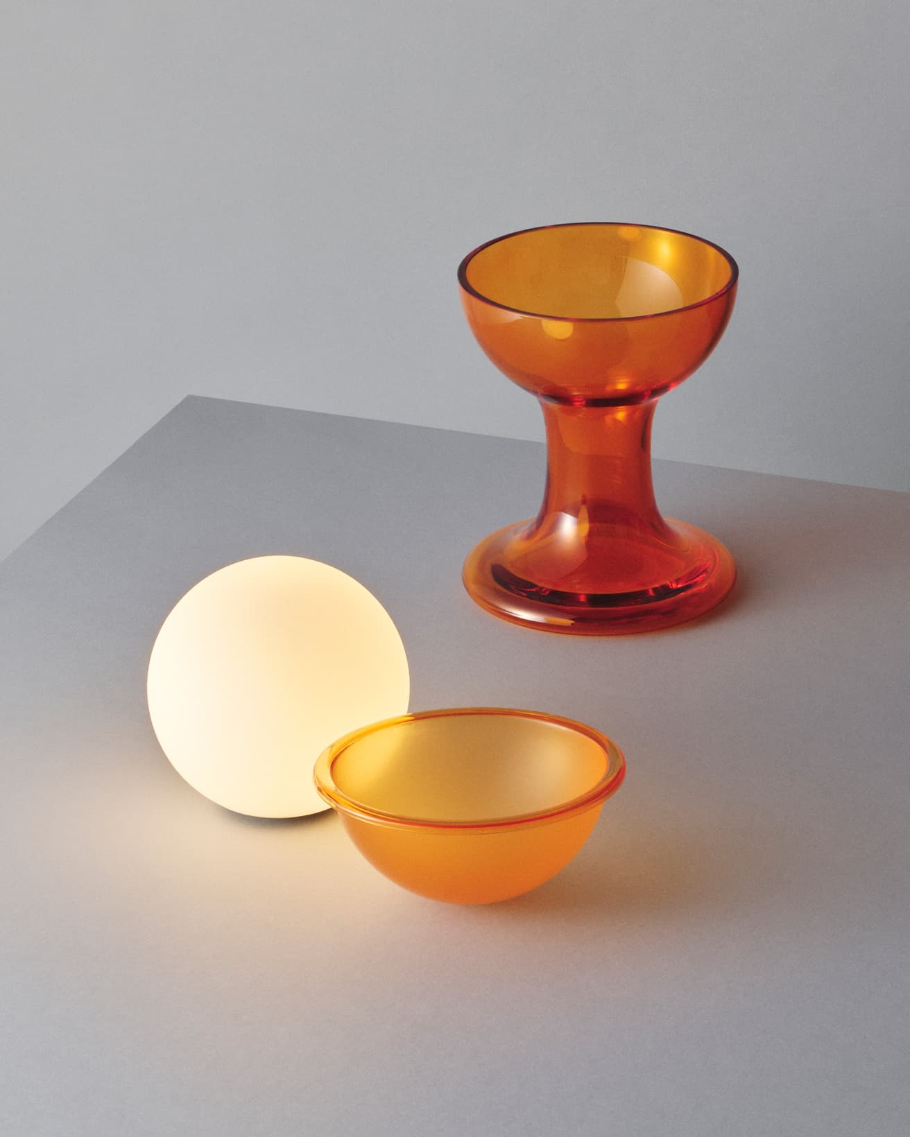 上部の球体は、ベースから取り出して単体で使用することも可能。