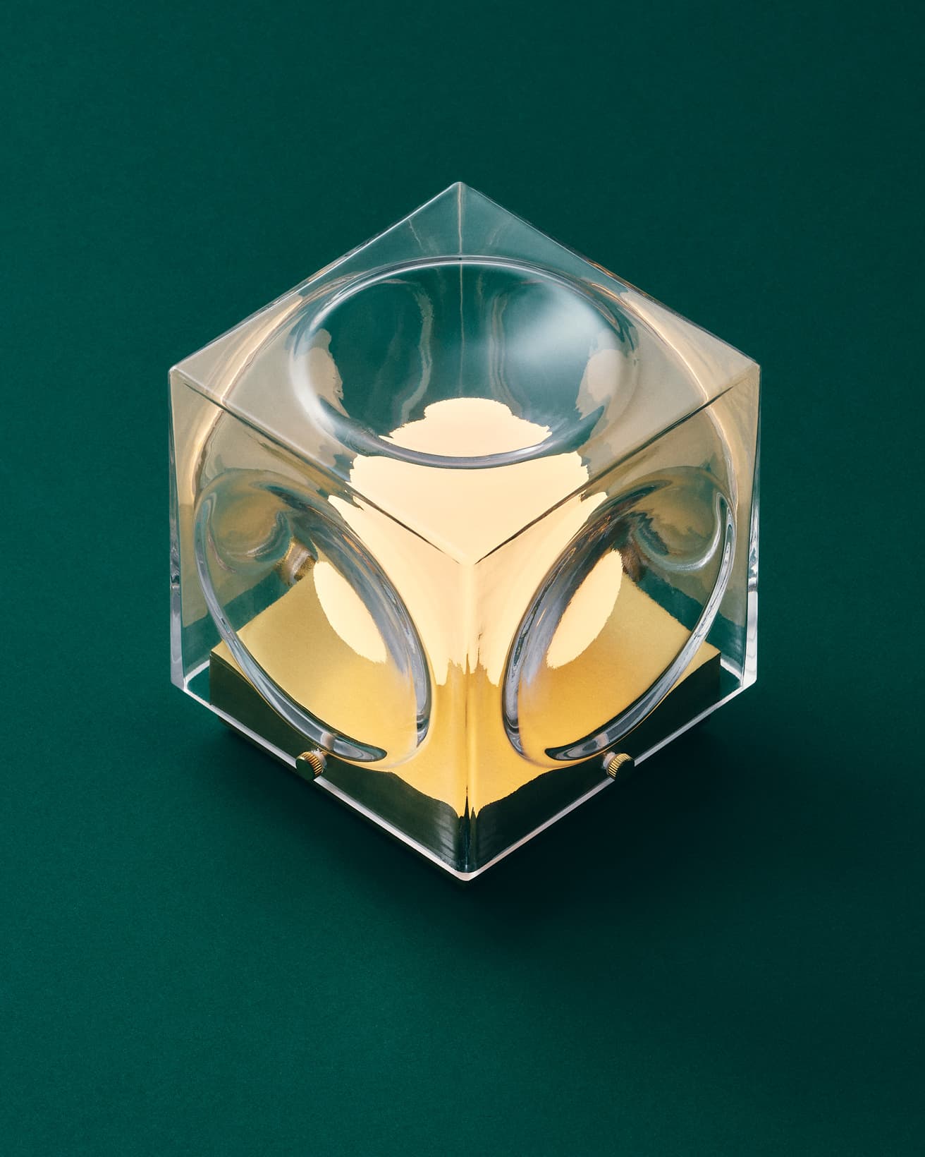 シェード内部に凹凸を設けたことで、角度によって光の輪の見え方がさまざまに変化する。