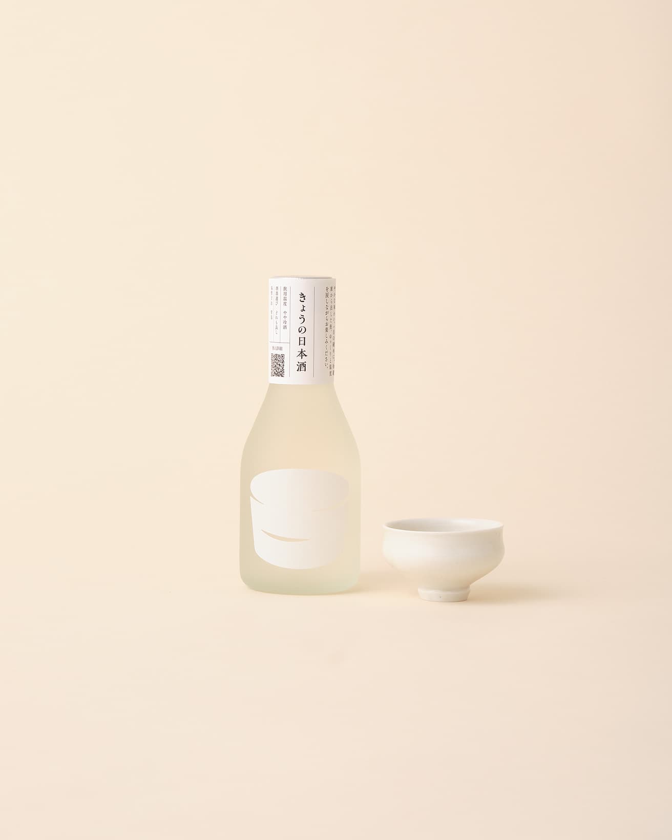 「一杯の酒」を意味する一献マークをフロントに印刷。瓶にフロスト加工を施すことで、日本酒の繊細で美しい色彩差が認識できるようになっています。