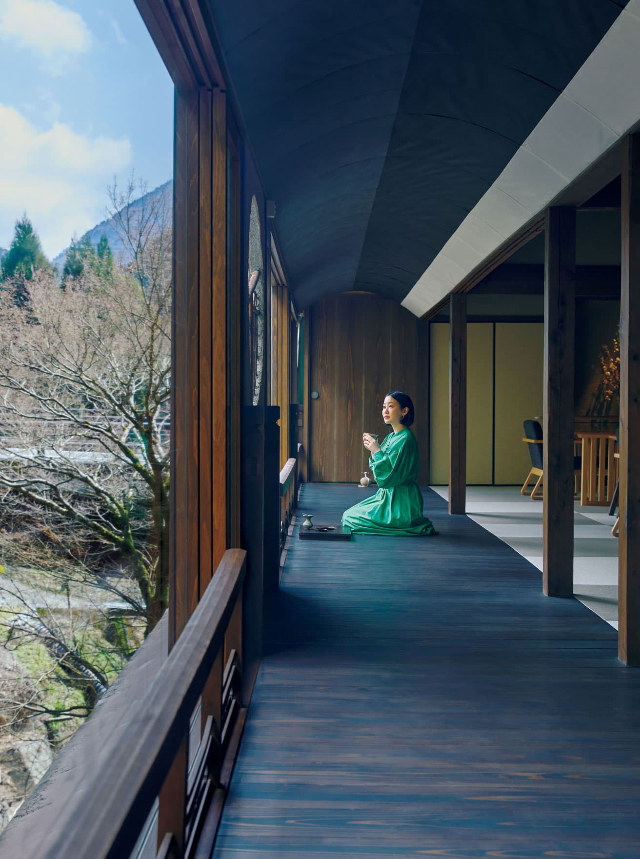 吉野建という川にせり出す伝統的な建築様式の旅館の大広間を改装したダイニング。コース1皿目は景色を楽しみながら郷土料理「いもぼた」を。空間設計は建築家の富田晨。
