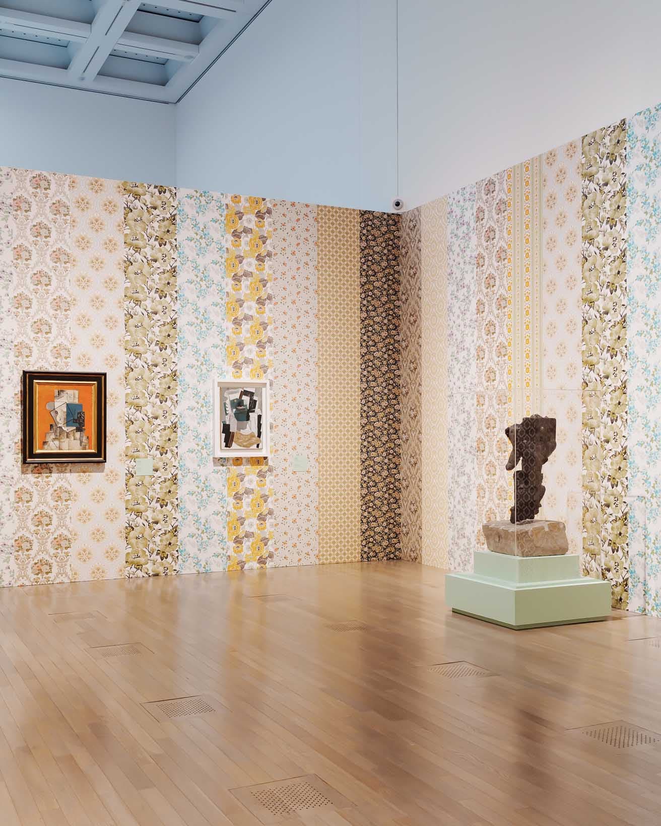 「アッサンブラージュとコラージュ」の展示室。壁紙を絵の背景に貼りこんでいる。ピカソの作品の中にも壁紙を使ったものがある。