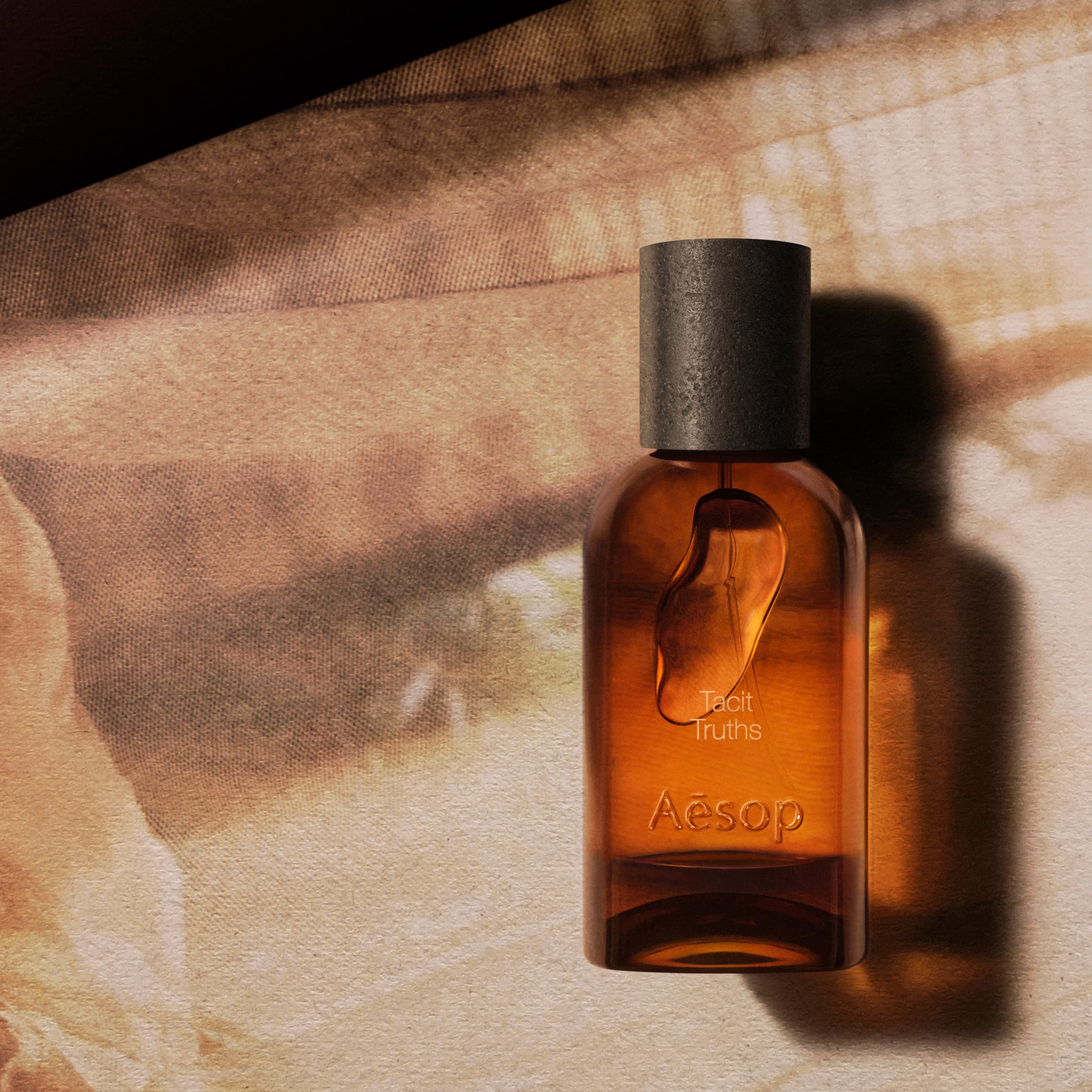 窓から差し込む朝の光の情景を思い起こさせる《タシット トゥルース オードパルファム》 。50ml 25,960円。