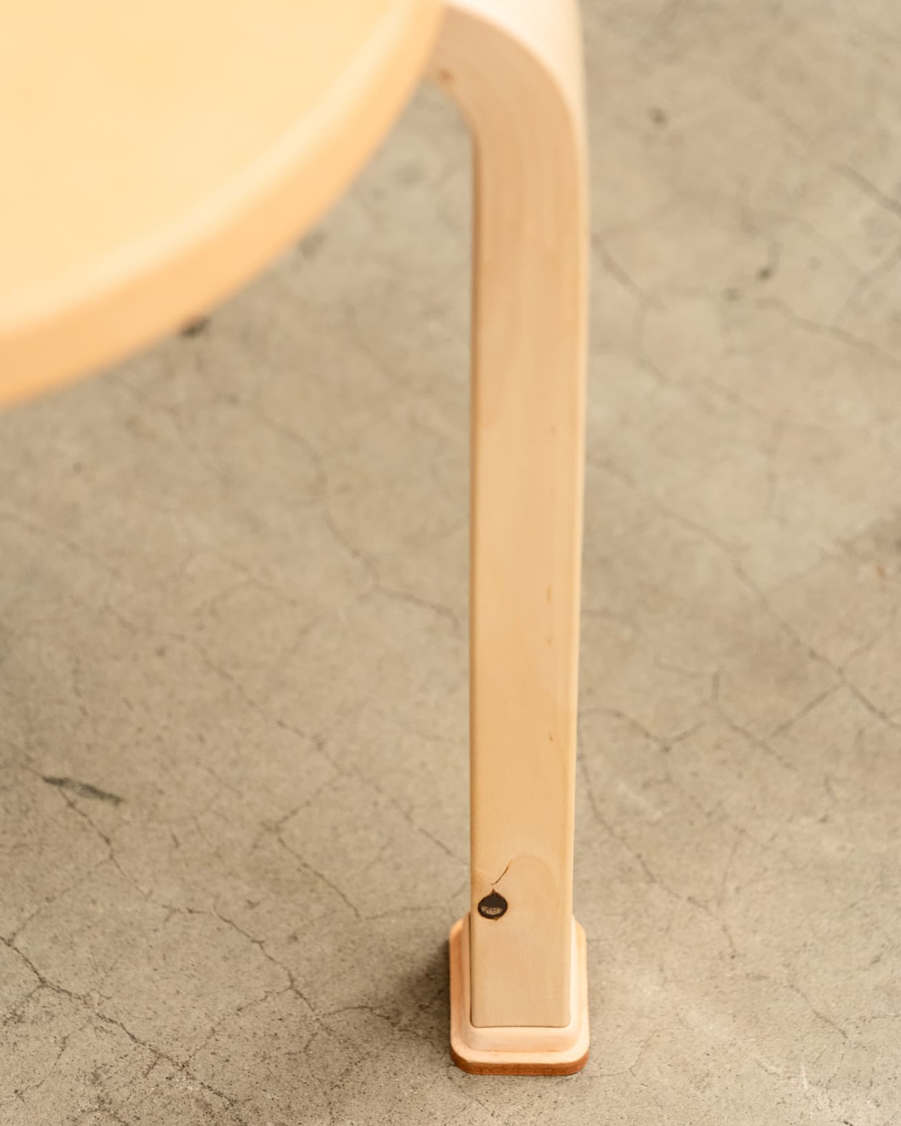《Artek + Hender Scheme Stool 60》には節のあるワイルドバーチを使用。